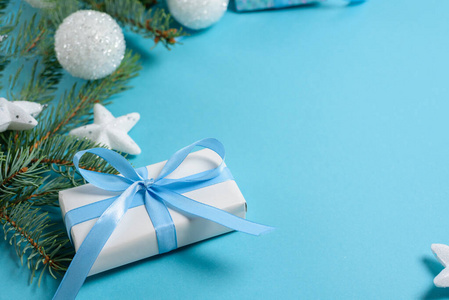 蓝色圣诞背景蓝色丝带礼品盒。从上往下看。圣诞作文，明信片背景。文本空间