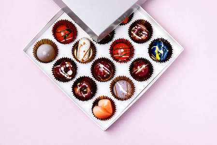 一盒美味的巧克力糖果自制的巧克力糖可口美丽的甜点俯视图水平