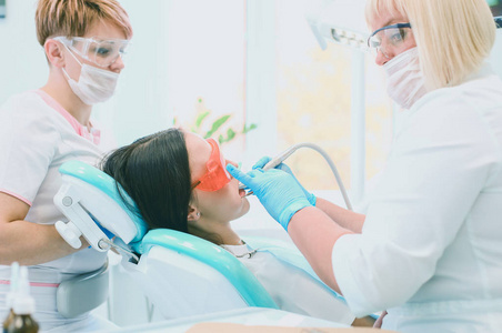 牙医诊所的健康牙齿病人防龋图片