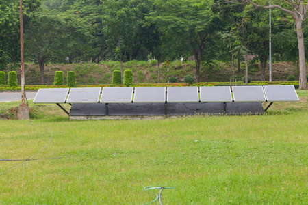 公园里有草坪的太阳能电池板