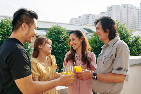 幸福 通信 聚会 团结 越南人 友谊 父母 快乐 微笑 成人