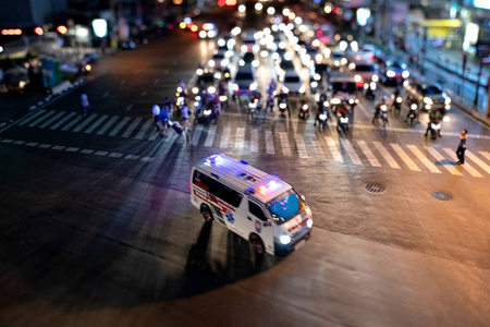 救护车在十字路口中间图片
