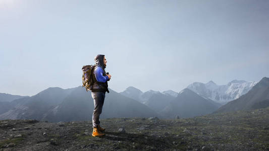 山里的徒步旅行者。混合介质