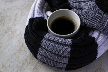 寒冷的 温暖的 毛衣 咖啡 冬天 毯子 杯子 早晨 安慰
