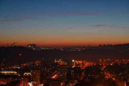 城市与建筑物的夜景照片。布尔诺捷克共和国欧洲。