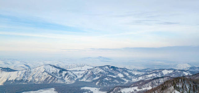 阿尔泰雪山风景如画图片