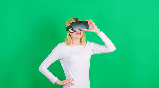 年轻女子使用虚拟现实耳机与概念网络线路。戴着虚拟现实耳机的女人。戴着VR眼镜的快乐微笑的女人。未来主义的。