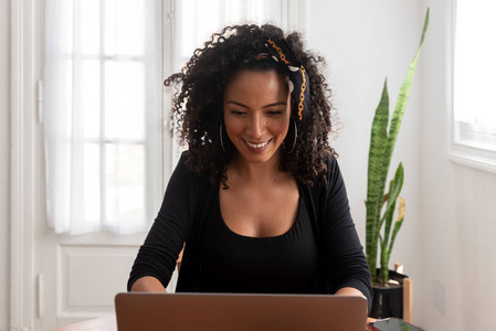 企业家 女人 技术 通信 在室内 咖啡 商业 笔记本电脑
