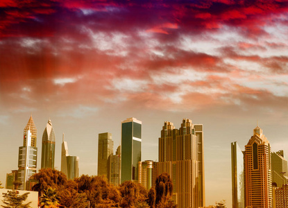 迪拜日落时的全景天际线和建筑图片