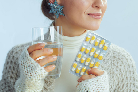 一杯水和维生素的女人特写镜头图片