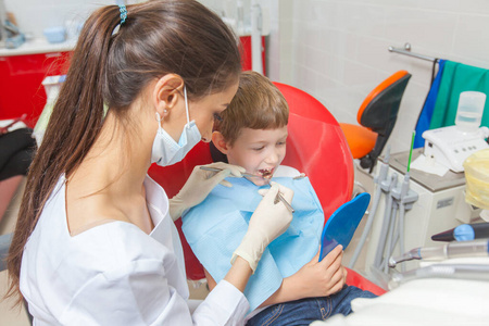 在牙科诊所和牙医在一起的孩子。