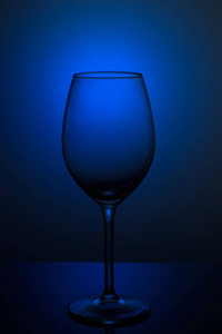 蓝色背景的酒杯。蓝色背景的清仓盘