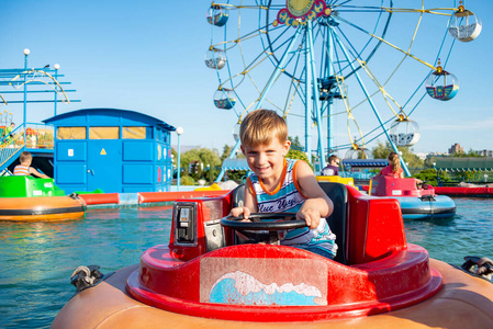 这个男孩在一个极限娱乐公园里乘坐水上交通工具。