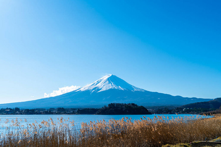 富士山上有川崎湖和蓝天图片