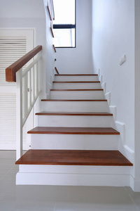 住宅棕色木楼梯白墙图片