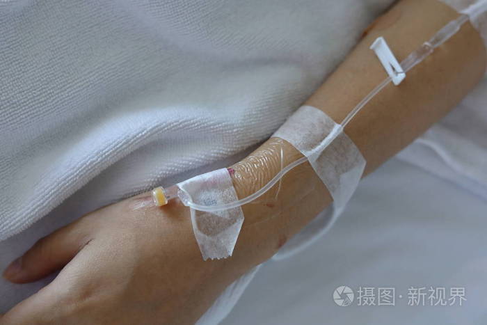 卧床病人静脉输液静脉注射照片-正版商用图片27s4i0-摄图新视界