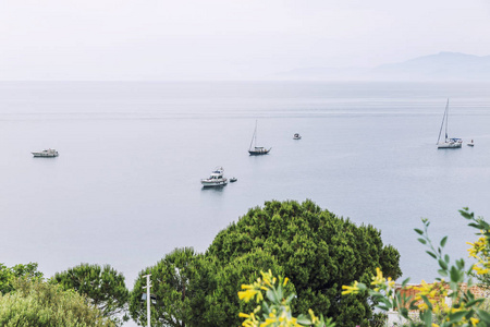 在平静的夏日，游艇在海上航行。美丽的风景。