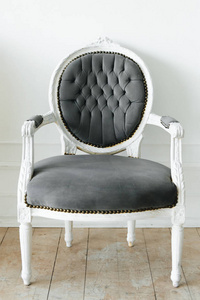 时尚舒适的椅子靠近白色墙壁，空间为文字。埋