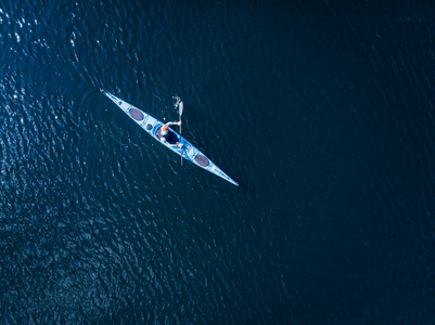 蓝色皮艇，人海，开阔空间，空中俯视