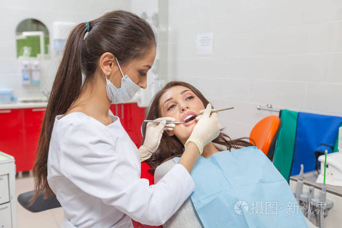 在牙医那里女牙医在行动