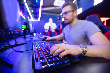 专业电脑游戏玩家坐镇俱乐部，参加网络锦标赛