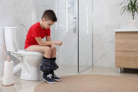 药物治疗 厕所 照顾 直肠 童年 男孩 学校 痔疮 便秘