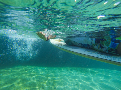 一个女孩在水下冲浪板上的照片