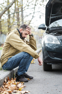 这家伙正在路上修车