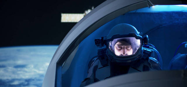 宇航员从太空船窗口望出去