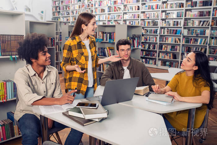 大学生们一起在图书馆学习团队合作和准备的概念