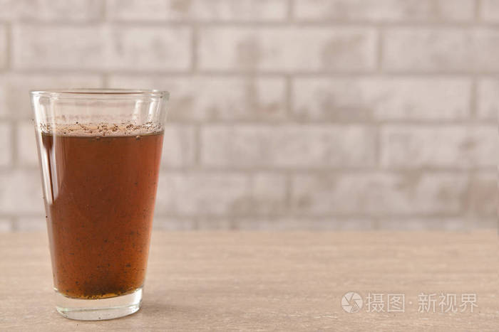 桌子上的一杯脏水