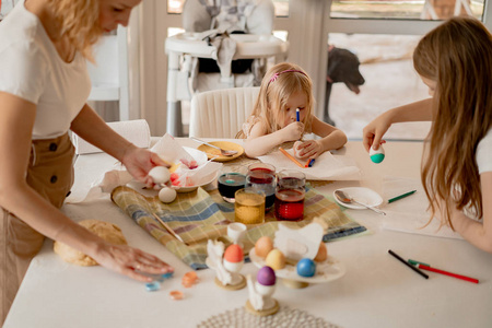 准备 桌子 传统 颜色 幸福 有趣的 女儿 妈妈 书桌 可爱的