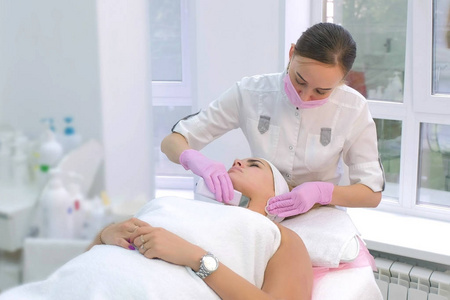 美容师在临床上为女性做超声波洁面手术。
