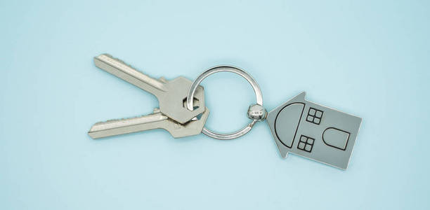 钥匙链，蓝色背景上有房子的标志和钥匙，真实的est