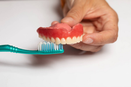口腔卫生用牙刷清洁牙齿修复体
