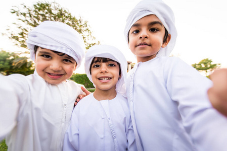 迪拜的一群中东孩子图片