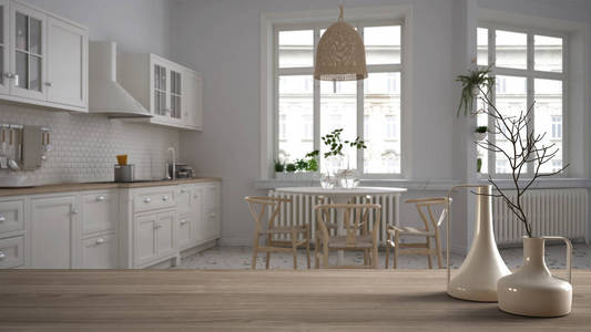 木质桌面或架子上有极简的现代花瓶，上面有模糊的复古白色厨房，桌椅，人字形拼花地板，极简主义建筑室内设计