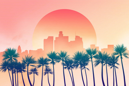 洛杉矶市中心的天际线插图在黄昏或日落时，背景是太阳，前景是棕榈树。黄色橙色和粉色风景2D插图。美国加利福尼亚州。
