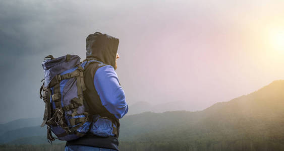 山里的徒步旅行者。混合介质