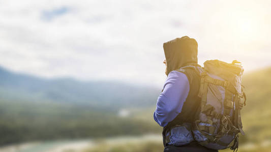 山里的徒步旅行者。混合介质