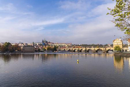 布拉格的Vltava河和老城区的景色。捷克共和国
