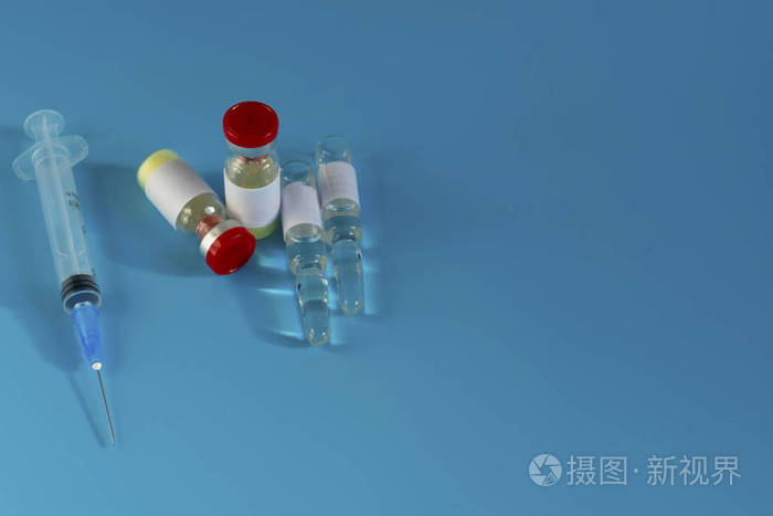 注射器旁边的一瓶药治疗病毒和流感的药物药丸和抗生素冠状病毒个人