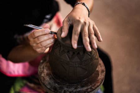 手使陶工成为陶器上的装饰图案