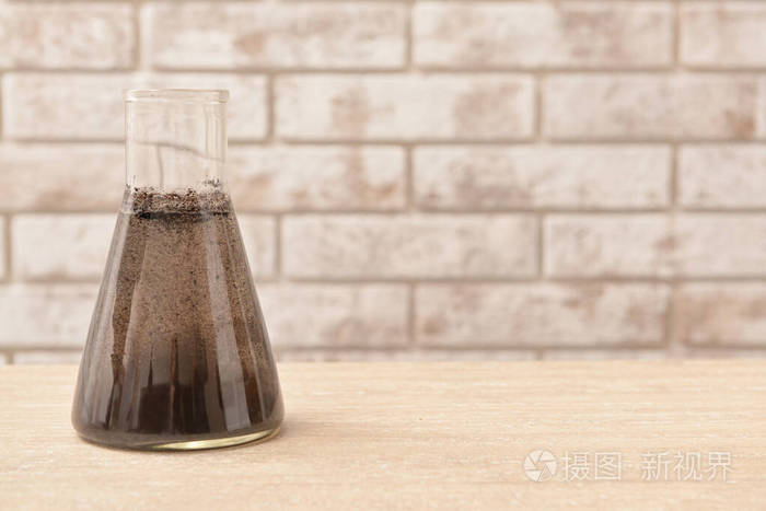 桌上放着一瓶脏水