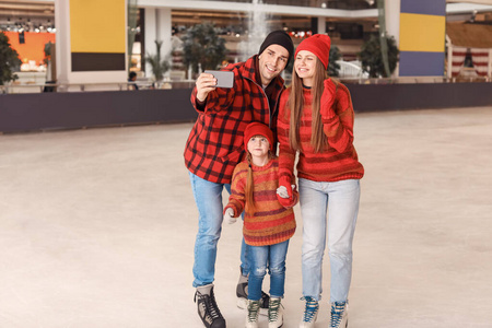 快乐一家人在溜冰场自拍图片