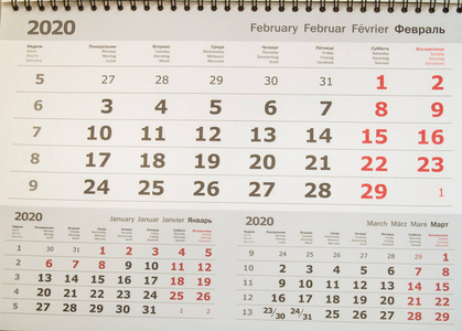 日历2020是二月，有红色的周末日期和四种语言的文本