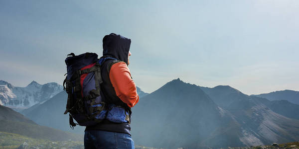 山里的徒步旅行者。混合介质