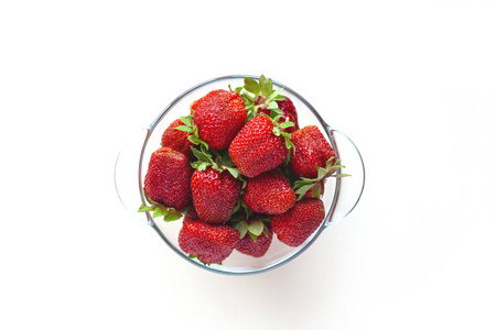 盛在碗里的多汁的成熟草莓，孤立在白色的背景上