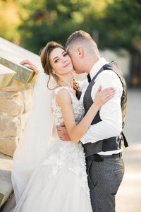浪漫的婚礼时刻，一对新人微笑着画像，新郎新娘拥抱在一起
