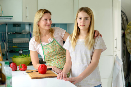 厨房 成人 女孩 烹饪 准备 小孩 在一起 母亲 烹调 家庭